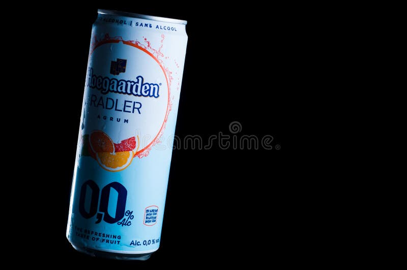 Kiev Ukraina - mars 16 2019: Icke-alkoholisten drinkhoegaarden radleragrumen i en ölburk på en svart bakgrund, isolat royaltyfria foton Kiev Ukraina - mars 16 2019: Icke-alkoholisten drinkhoegaarden radleragrumen i en ölburk på en svart bakgrund, isolat royaltyfria foton