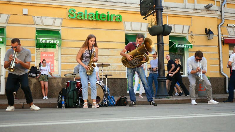 Kiev Ukraine Août 2019 : - Un groupe de musique de rue joue du jazz sur les instruments à vent et gagne de l'argent en vivant sur