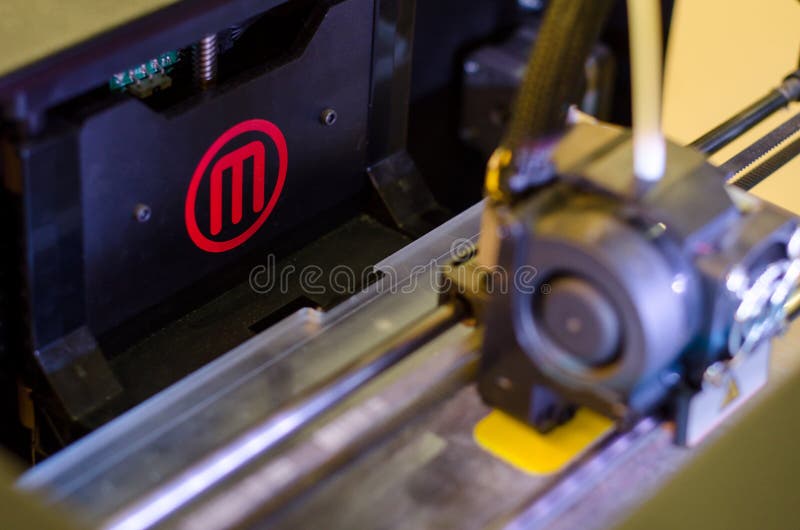 Kiev, Ukraine - 4 avril 2018 : Imprimante 3D de bureau de MakerBot image libre de droits Kiev, Ukraine - 4 avril 2018 : Imprimante 3D de bureau de MakerBot image libre de droits