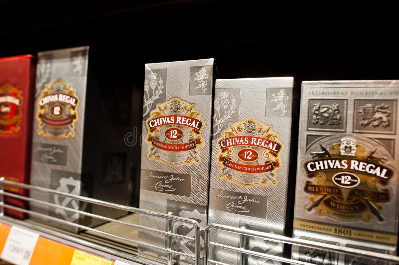 Kiev, Ukraine - 19 décembre 2018 : Boîtes de Chivas Regal sur des étagères dans un supermarché Chivas Regal est un whisky écossai image libre de droits Kiev, Ukraine - 19 décembre 2018 : Boîtes de Chivas Regal sur des étagères dans un supermarché Chivas Regal est un whisky écossai image libre de droits