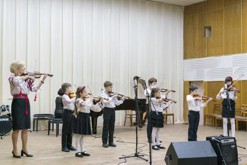 Kiev, Ukraine 21 janvier 2019 ensemble du violon des enfants Enfants avec des violons sur l'?tape L'initiative des enfants, petit images stock Kiev, Ukraine 21 janvier 2019 ensemble du violon des enfants Enfants avec des violons sur l'?tape L'initiative des enfants, petit images stock