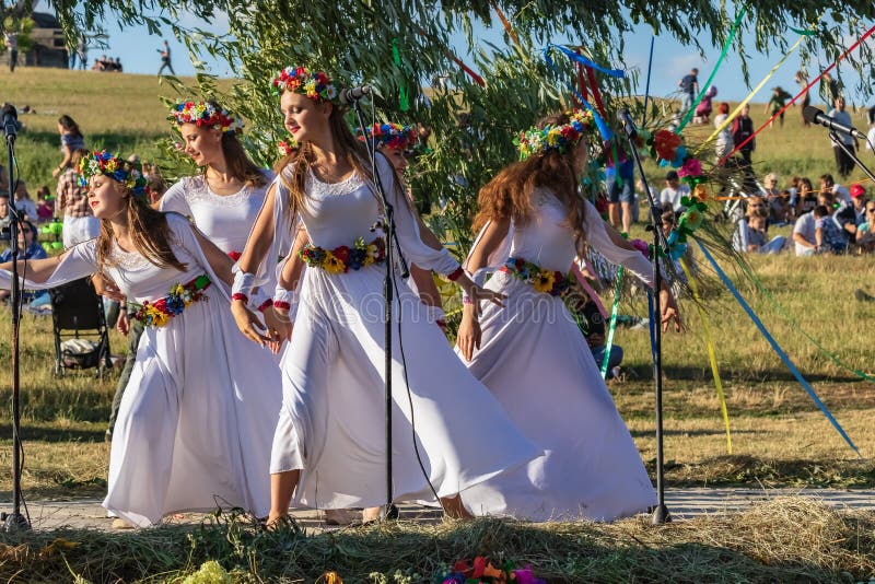 Kiev, Ukraine - 6 juillet 2019 : Les vacances slaves annuelles traditionnelles d'Ivan Kupala en plein air sur un grand champ photo libre de droits Kiev, Ukraine - 6 juillet 2019 : Les vacances slaves annuelles traditionnelles d'Ivan Kupala en plein air sur un grand champ photo libre de droits