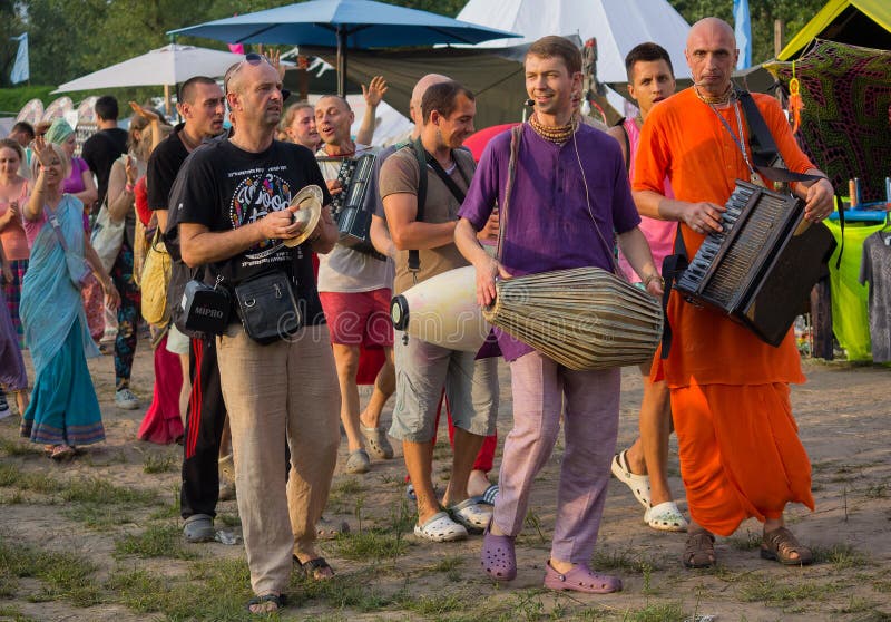 Kiev, Ukraine - 24 juillet 2018 : Marche de Krishna de lièvres avec des chansons pendant le festival photo libre de droits Kiev, Ukraine - 24 juillet 2018 : Marche de Krishna de lièvres avec des chansons pendant le festival photo libre de droits