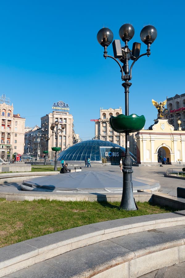 Kiev, Ukraine, LE 31 MARS 2019 : Horizon de paysage urbain de Kiev sur la place Maidan Nezalezhnosti, globe de l'indépendance et image libre de droits Kiev, Ukraine, LE 31 MARS 2019 : Horizon de paysage urbain de Kiev sur la place Maidan Nezalezhnosti, globe de l'indépendance et image libre de droits