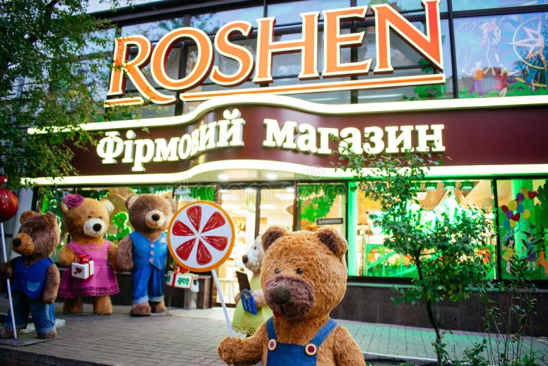 KIEV, UKRAINE, le 19 octobre : ours près de l'exposition-fenêtre du magasin de confiserie de marque de Roshen Roshen Confectioner photos libres de droits KIEV, UKRAINE, le 19 octobre : ours près de l'exposition-fenêtre du magasin de confiserie de marque de Roshen Roshen Confectioner photos libres de droits