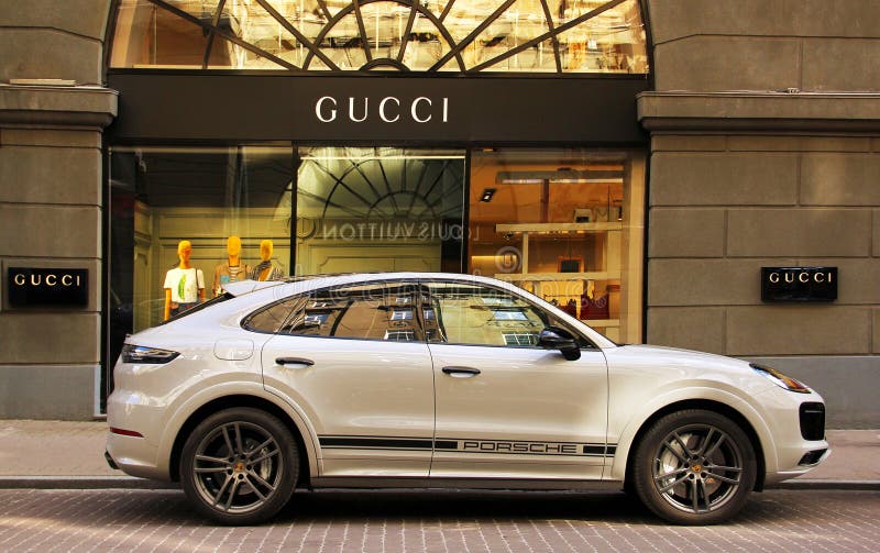 Excursie Inactief Slovenië Kiev, Ukraine - May 22, 2021: Luxury Porsche Cayenne SUV is Parked in the  City in Front of the Gucci Store Editorial Stock Image - Image of glass,  coupe: 222102754