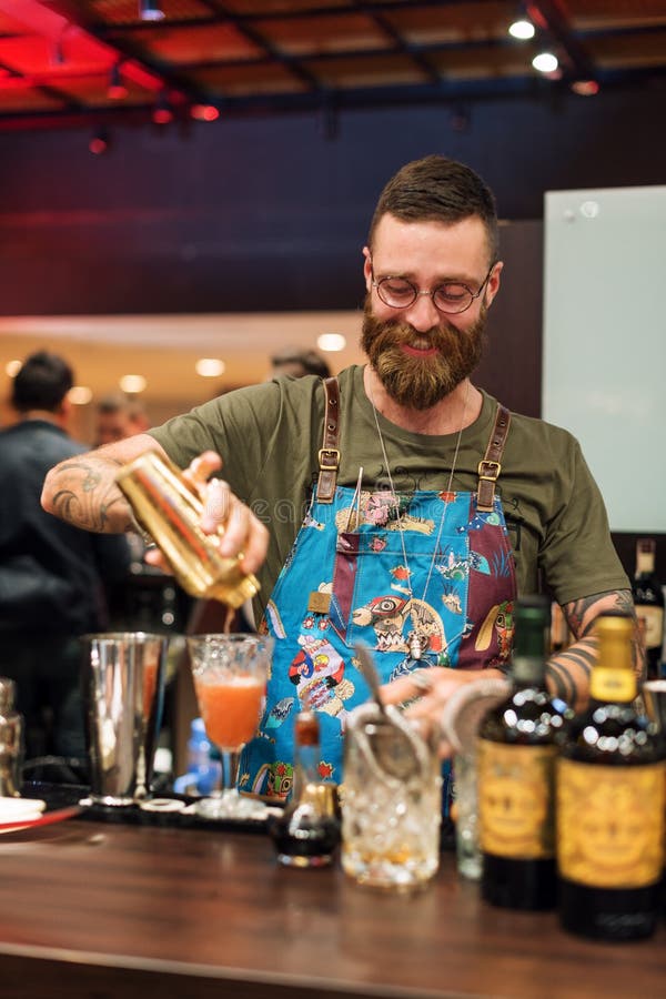 KIEV, UKRAINE - 30 OCTOBRE 2016 : Festival de barman Barman barbu beau de hippie avec la longue barbe et moustache avec images stock KIEV, UKRAINE - 30 OCTOBRE 2016 : Festival de barman Barman barbu beau de hippie avec la longue barbe et moustache avec images stock