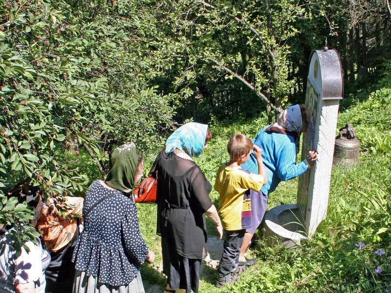 Kiev, Ukraine, 02.07.2005. Pilgrims lined up to worship the holy icon royalty free stock image Kiev, Ukraine, 02.07.2005. Pilgrims lined up to worship the holy icon royalty free stock image
