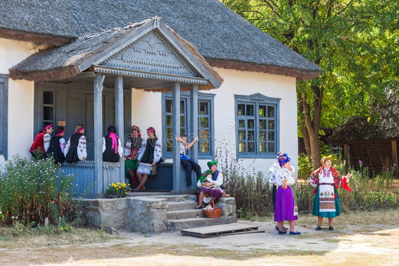 KIEV, UKRAINE - 18 SEPTEMBRE 2016 : Femmes ukrainiennes dans des robes nationales image libre de droits KIEV, UKRAINE - 18 SEPTEMBRE 2016 : Femmes ukrainiennes dans des robes nationales image libre de droits