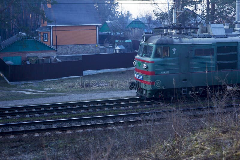 kiev Украина 03 16 2019 управляя вдоль forestrailway товарного состава с фурами стоковое фото kiev Украина 03 16 2019 управляя вдоль forestrailway товарного состава с фурами стоковое фото