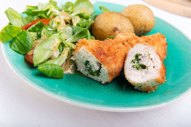 Kiew-Kotelett Mit Pellkartoffeln Und Salat Stockbild - Bild von salat ...