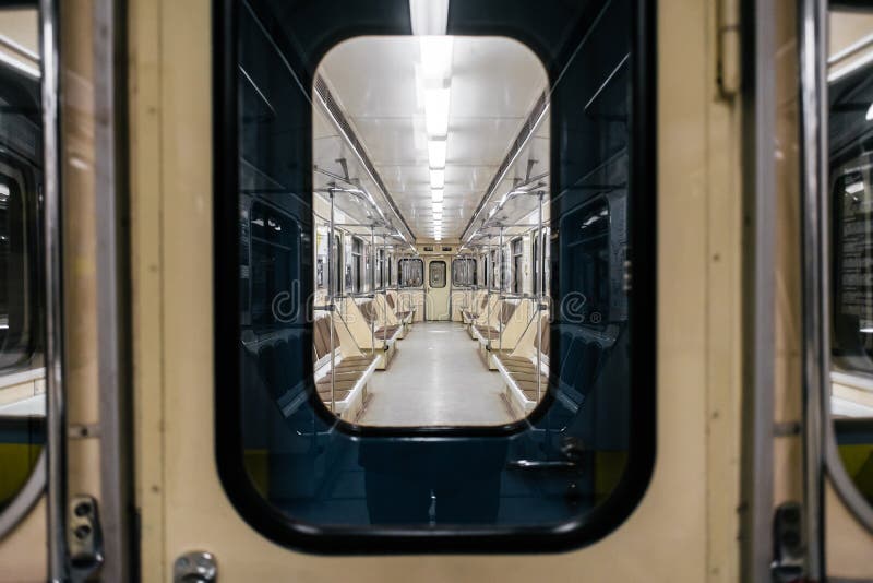 Kiew-Metrolastwageninnenraum lizenzfreie stockfotografie Kiew-Metrolastwageninnenraum lizenzfreie stockfotografie