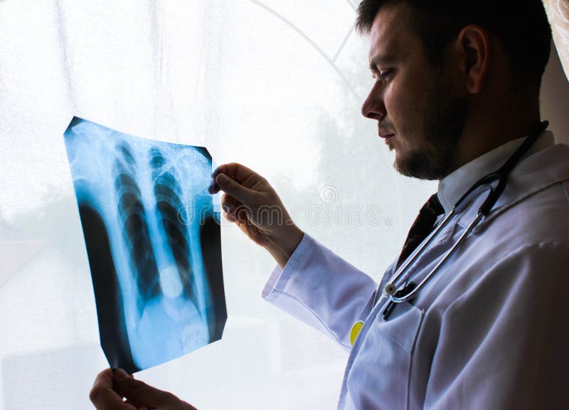 Kiew-Region, Ukraine - 12. Oktober 2016: Dr. Therapeut in einem Büro, das Röntgenstrahl die geduldigen ` s Lungen schaut