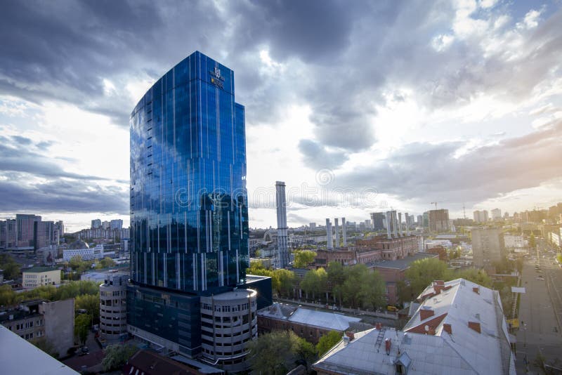 Kiew, Ukraine - 23. April 2018: Hauptsitze von DTEK, Energie, halten im Turm des Büros des Gebäudes 101 stockbild Kiew, Ukraine - 23. April 2018: Hauptsitze von DTEK, Energie, halten im Turm des Büros des Gebäudes 101 stockbild