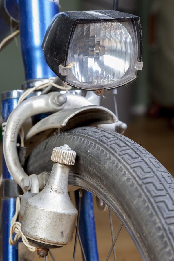 Kiew Ukraine am 23. August 2020 : genau von den Weinlesescheinwerfern eines Fahrrad. Fahrraddynamomaschine Retro- stockfoto