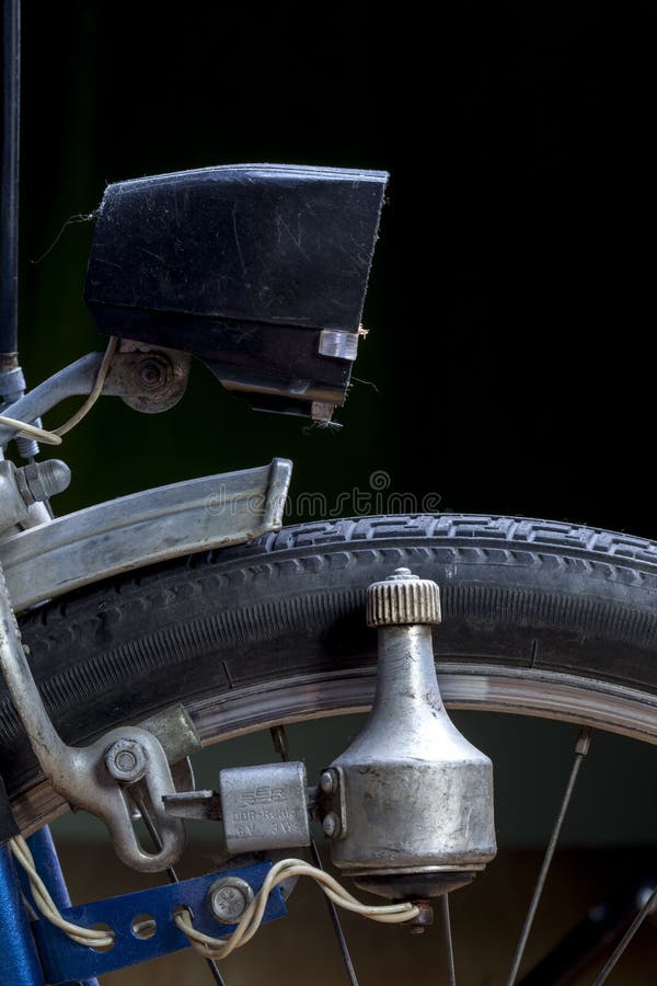Kiew Ukraine am 23. August 2020 : genau von den Weinlesescheinwerfern eines Fahrrad. Fahrraddynamomaschine Retro- stockfotografie