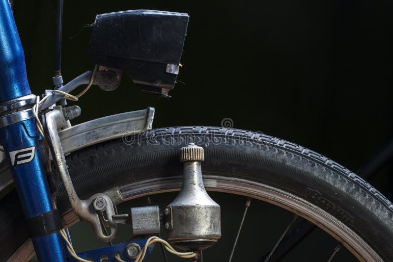 Kiew Ukraine am 23. August 2020 : genau von den Weinlesescheinwerfern eines Fahrrad. Fahrraddynamomaschine Retro- stockbild