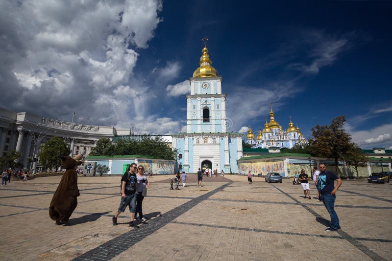Kiew, Ukraine - 2. Juli 2017: Bürger und Touristen auf St Michael Quadrat lizenzfreie stockbilder Kiew, Ukraine - 2. Juli 2017: Bürger und Touristen auf St Michael Quadrat lizenzfreie stockbilder