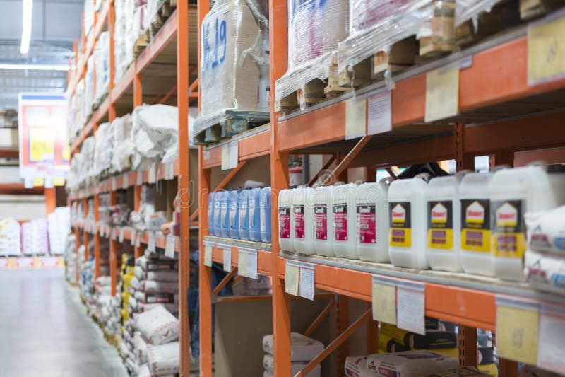 Kiew, Ukraine 19. Juli 2019 Hardwaregeschäft, Zement- und Bauklebeblöcke Bau- und Reparaturkonzept stockfotos Kiew, Ukraine 19. Juli 2019 Hardwaregeschäft, Zement- und Bauklebeblöcke Bau- und Reparaturkonzept stockfotos