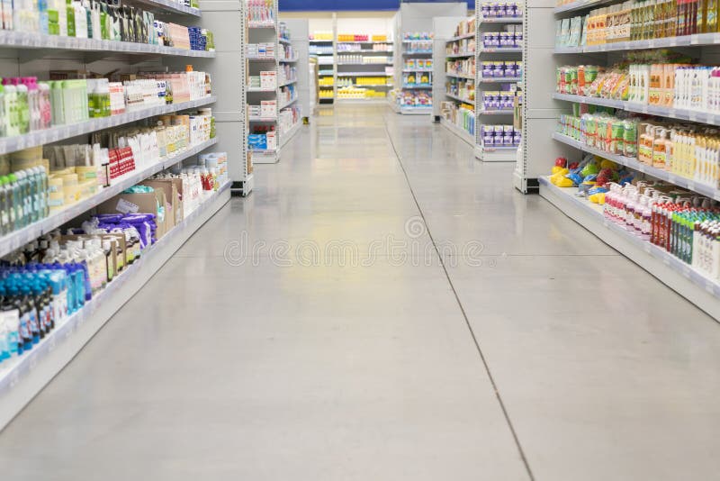 Kiew, Ukraine 19. Juli 2019 Shampoos und Haarpflegeprodukte in Regalen stockbilder Kiew, Ukraine 19. Juli 2019 Shampoos und Haarpflegeprodukte in Regalen stockbilder