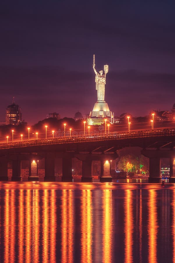 Kiew, Ukraine - 4. Mai 2018: Ansicht der Paton-Brücke, des Mutterlandsmonuments und des Dnieper-Flusses nachts, schönes Stadtbild lizenzfreie stockbilder Kiew, Ukraine - 4. Mai 2018: Ansicht der Paton-Brücke, des Mutterlandsmonuments und des Dnieper-Flusses nachts, schönes Stadtbild lizenzfreie stockbilder