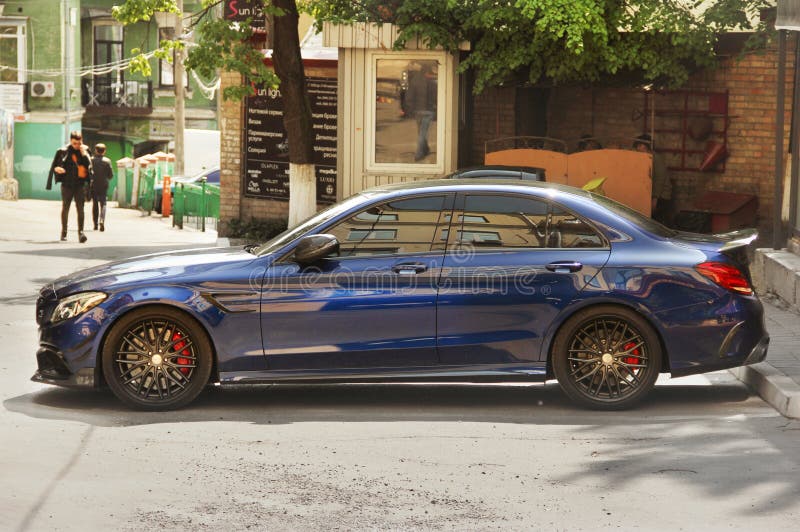 Kiew, Ukraine - 3. Mai 2019: Blaue Mercedes Brabus geparkt in der Stadt lizenzfreie stockbilder Kiew, Ukraine - 3. Mai 2019: Blaue Mercedes Brabus geparkt in der Stadt lizenzfreie stockbilder