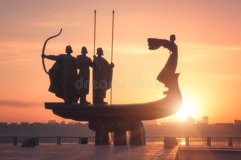 Kiew, Ukraine - 5. Mai 2018: Gründer von Monument Kiews Kiew am Sonnenaufgang, an der schönen Stadtansicht mit aufgehende Sonne u lizenzfreie stockfotografie Kiew, Ukraine - 5. Mai 2018: Gründer von Monument Kiews Kiew am Sonnenaufgang, an der schönen Stadtansicht mit aufgehende Sonne u lizenzfreie stockfotografie