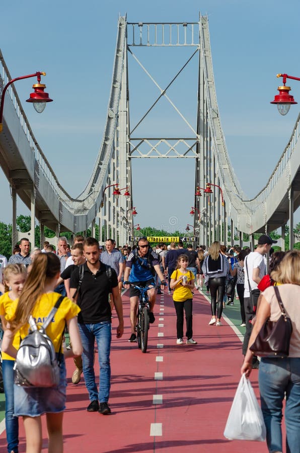 Kiew, Ukraine - 18. Mai 2019 Parkbr?cke ?ber dem Dnipro-Fluss Leute, die entlang die Fu?g?ngerbr?cke am Wochenende gehen stockfotografie Kiew, Ukraine - 18. Mai 2019 Parkbr?cke ?ber dem Dnipro-Fluss Leute, die entlang die Fu?g?ngerbr?cke am Wochenende gehen stockfotografie