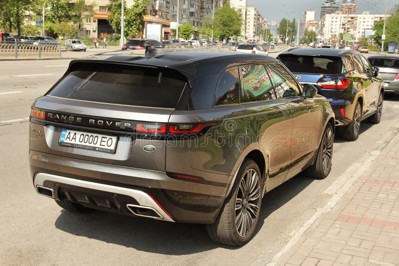 Kiew, Ukraine - 3. Mai 2019: Stilvolle Strecke Rover Velar in der Stadt lizenzfreies stockbild Kiew, Ukraine - 3. Mai 2019: Stilvolle Strecke Rover Velar in der Stadt lizenzfreies stockbild