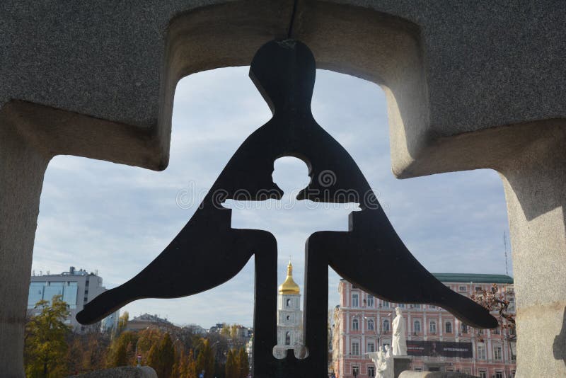 KIEW, UKRAINE - 11. November 2019: Gedenkstätte für die Opfer von Holodomor 1932-1933 Jahre auf dem Mykhailivska-Platz in Kiew lizenzfreie stockfotos KIEW, UKRAINE - 11. November 2019: Gedenkstätte für die Opfer von Holodomor 1932-1933 Jahre auf dem Mykhailivska-Platz in Kiew lizenzfreie stockfotos