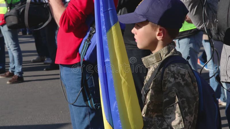 Kiew, Ukraine 14 Okt 2019 Junge mit ukrainischem Banner auf Protestaktionen gegen Minsk Protocol und Steinmeier Formel