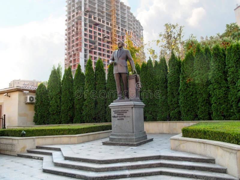Kiew, Ukraine - 8. Oktober 2018: Die Statue von Heydar Aliyev im Park in Kiew Monument zum Präsidenten von Aserbaidschan gegen lizenzfreies stockfoto Kiew, Ukraine - 8. Oktober 2018: Die Statue von Heydar Aliyev im Park in Kiew Monument zum Präsidenten von Aserbaidschan gegen lizenzfreies stockfoto