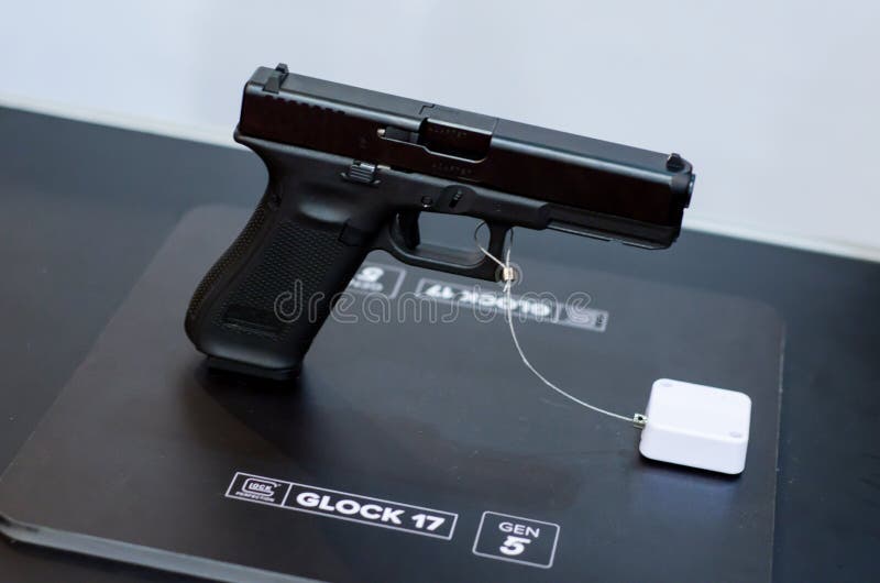 Kiew, Ukraine - 10. Oktober 2018: Glock-Modell 17 Internationale Ausstellung WAFFEN UND SICHERHEIT 2018 lizenzfreies stockfoto Kiew, Ukraine - 10. Oktober 2018: Glock-Modell 17 Internationale Ausstellung WAFFEN UND SICHERHEIT 2018 lizenzfreies stockfoto
