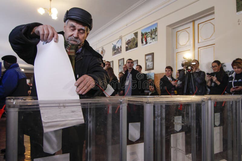 KIEW, UKRAINE - 25. Oktober 2015: Regelmäßig zeitlich geplante Kommunalwahlen in Ukraine lizenzfreie stockbilder KIEW, UKRAINE - 25. Oktober 2015: Regelmäßig zeitlich geplante Kommunalwahlen in Ukraine lizenzfreie stockbilder
