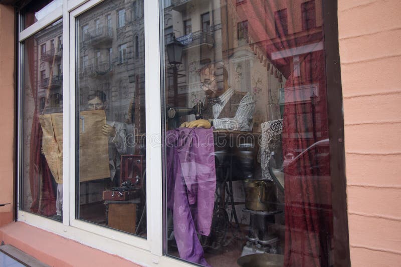 Kiew, Ukraine - 1. Oktober 2017: Stellen Sie ` s Mannequin mit einer Nähmaschine im Fenster her stockfotografie Kiew, Ukraine - 1. Oktober 2017: Stellen Sie ` s Mannequin mit einer Nähmaschine im Fenster her stockfotografie