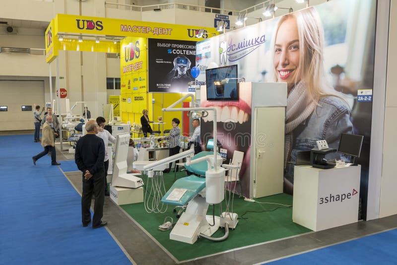 Kiew, Ukraine 5. Oktober 2018 Zahnmedizinische Ausstellung, zahnmedizinische Ausrüstung Leute an der Ausstellung von Zahnheilkund stockbilder Kiew, Ukraine 5. Oktober 2018 Zahnmedizinische Ausstellung, zahnmedizinische Ausrüstung Leute an der Ausstellung von Zahnheilkund stockbilder