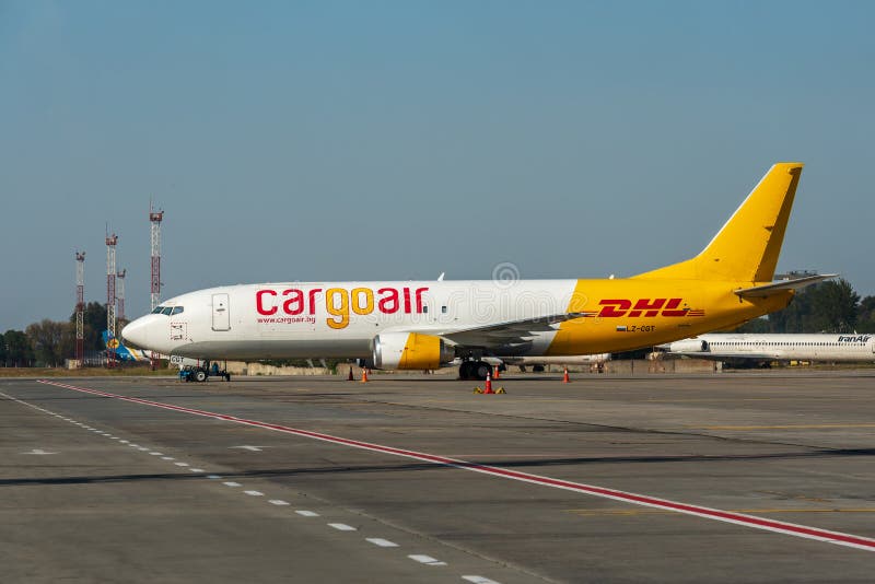 KIEW, UKRAINE - 10. SEPTEMBER 2019: Frachtflugzeuge des Frachtunternehmens DHL, Weltmarktführer im Postverkehr, Korrespondenz lizenzfreies stockbild KIEW, UKRAINE - 10. SEPTEMBER 2019: Frachtflugzeuge des Frachtunternehmens DHL, Weltmarktführer im Postverkehr, Korrespondenz lizenzfreies stockbild
