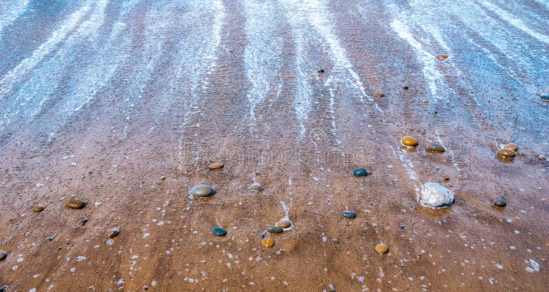 Kiezelstenen of stenen of rotsen op strand at low tide Zeegezicht, aard, zen, het behang van het kalmteconcept of achtergrond met