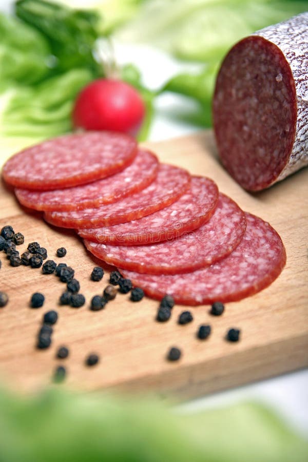 Salami Kiełbasiany Plasterek Zdjęcie Stock Obraz złożonej z kiełbasa, smakowity 78463514
