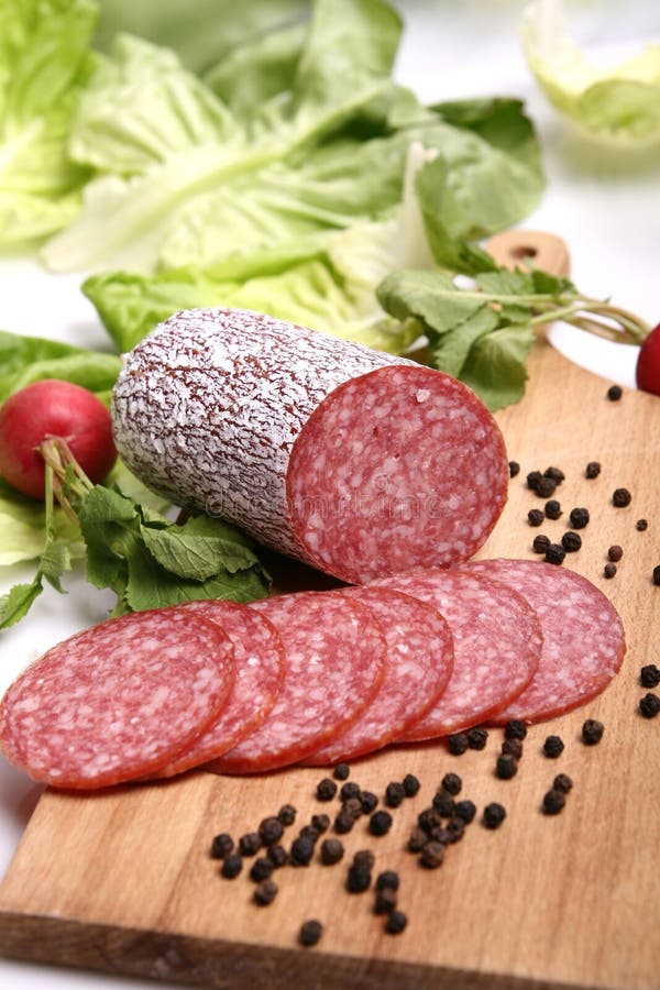 Salami Kiełbasiany Plasterek Zdjęcie Stock Obraz złożonej z kiełbasa, smakowity 78463514