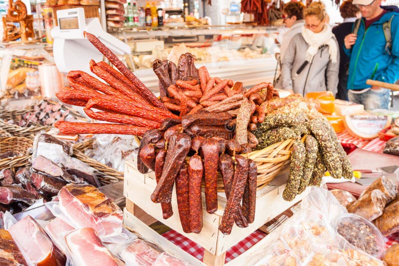 Kiełbasy, salamies i mięso dla sprzedaży na rynku na Zmieniam Markt, obrazy stock Kiełbasy, salamies i mięso dla sprzedaży na rynku na Zmieniam Markt, obrazy stock