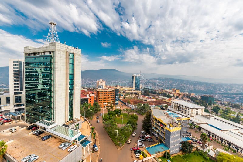 Kigali, Rwanda - September 21, 2018: een brede mening die neer eruit zien stock foto Kigali, Rwanda - September 21, 2018: een brede mening die neer eruit zien stock foto
