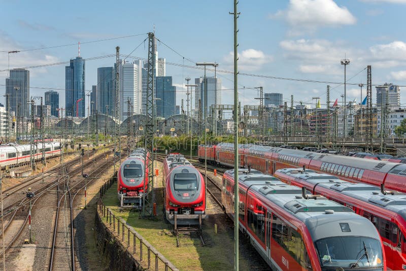 Uitzicht op het centraal station en de skyline van het centrum, Frankfurt, Duitsland stock afbeeldingen
