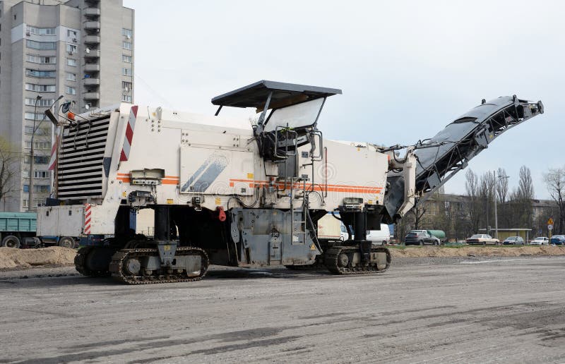 KIJÓW UKRAINA, KWIECIEŃ, - 6, 2017: Tarty usuwał starą asfaltowej drogi mielenia maszynę BUDOWY DROGI praca obraz stock KIJÓW UKRAINA, KWIECIEŃ, - 6, 2017: Tarty usuwał starą asfaltowej drogi mielenia maszynę BUDOWY DROGI praca obraz stock