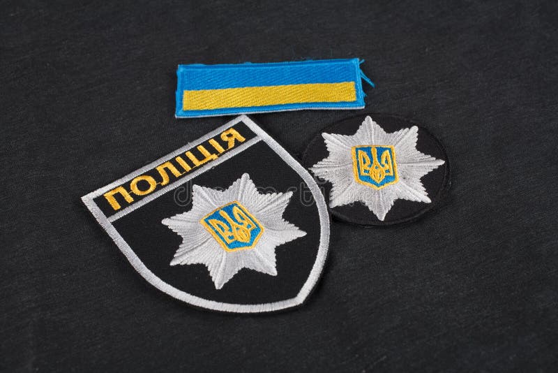 KIJÓW UKRAINA, LISTOPAD, - 22, 2016 Łata i odznaka policja narodowa Ukraina na czerni mundurujemy tło fotografia stock KIJÓW UKRAINA, LISTOPAD, - 22, 2016 Łata i odznaka policja narodowa Ukraina na czerni mundurujemy tło fotografia stock
