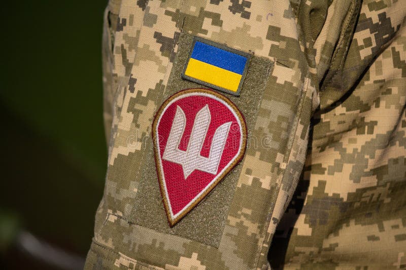 Kijów Ukraina, Październik, - 14, 2018: Szewron od kniaź flaga i żakiet ręki na mundurze żołnierz fotografia stock Kijów Ukraina, Październik, - 14, 2018: Szewron od kniaź flaga i żakiet ręki na mundurze żołnierz fotografia stock