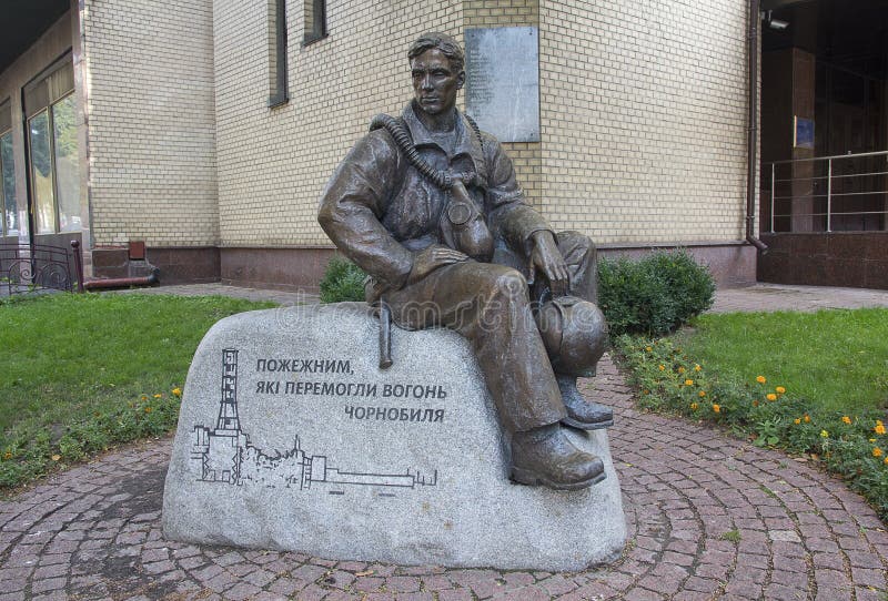Kijów Ukraina, Sierpień, - 30, 2016: Zabytek strażacy - likwidatorzy konsekwencje Chernobyl zdjęcie royalty free Kijów Ukraina, Sierpień, - 30, 2016: Zabytek strażacy - likwidatorzy konsekwencje Chernobyl zdjęcie royalty free