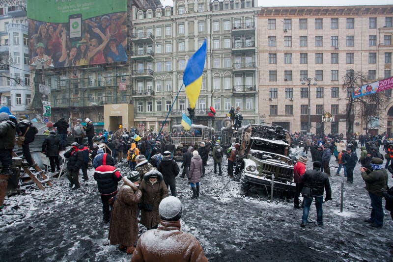 KIJÓW, UKRAINA: Tłum ludzie protesta z flaga