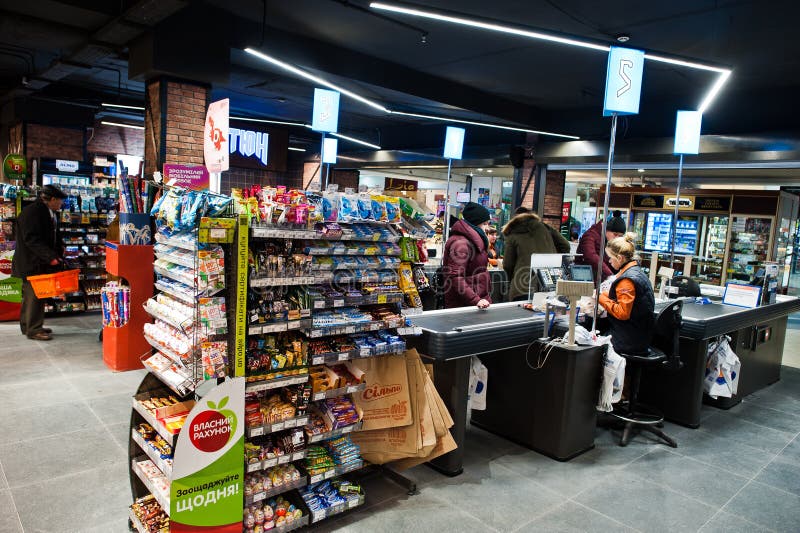 Kijów, Ukraina - 4 września 2019: Supermarket Silpo Kasjer na kasę z kasą z towarami rynkowymi zdjęcie royalty free