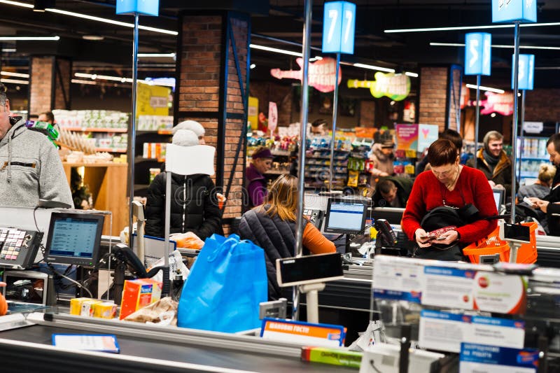 Kijów, Ukraina - 4 września 2019: Supermarket Silpo Kasjer na kasę z kasą z towarami rynkowymi zdjęcia stock